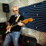 ...il 67enne Ninni Pirris (chitarra)... 